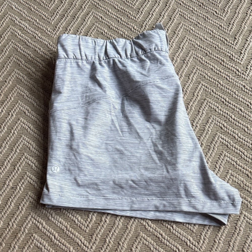 Lululemon on the fly shorts 2.5” size 10 - Picture 2 of 3